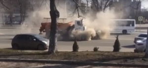 Ростовчан возмутили клубы пыли вокруг уборочной машины