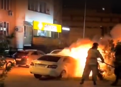 В Ростове на Левенцовке неизвестные сожгли Mercedes (видео)