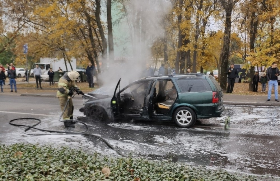 На Еременко в Ростове после аварии сгорел автомобиль.