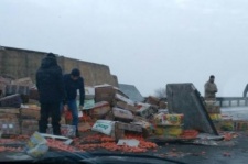 В Ростовской области перевернулась фура с мандаринами