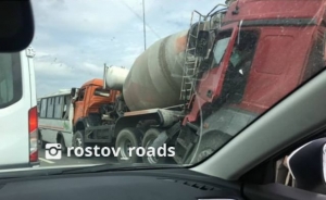 Большая пробка на въезде в Ростов: столкнулись автобус с пассажирами, бензовоз, бетономешалка и две легковушки