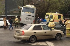 В Ростове автобус с пассажирами вылетел с дороги после столкновения с Ford Focus