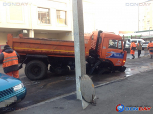 В центре Ростова под асфальт провалилась машина водоканала