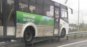 На въезде в Ростов автобус вылетел с трассы и повис на ограждении