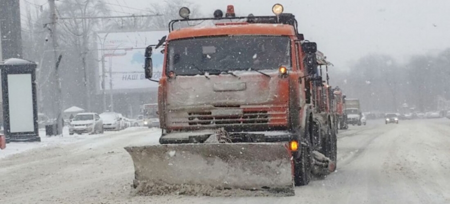 Более 160 единиц техники убирают Ростов-на-Дону от снега