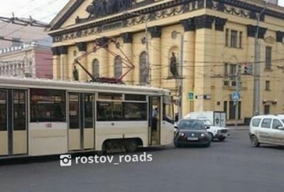 На Будённовском в Ростове Volkswagen столкнулся с трамваем
